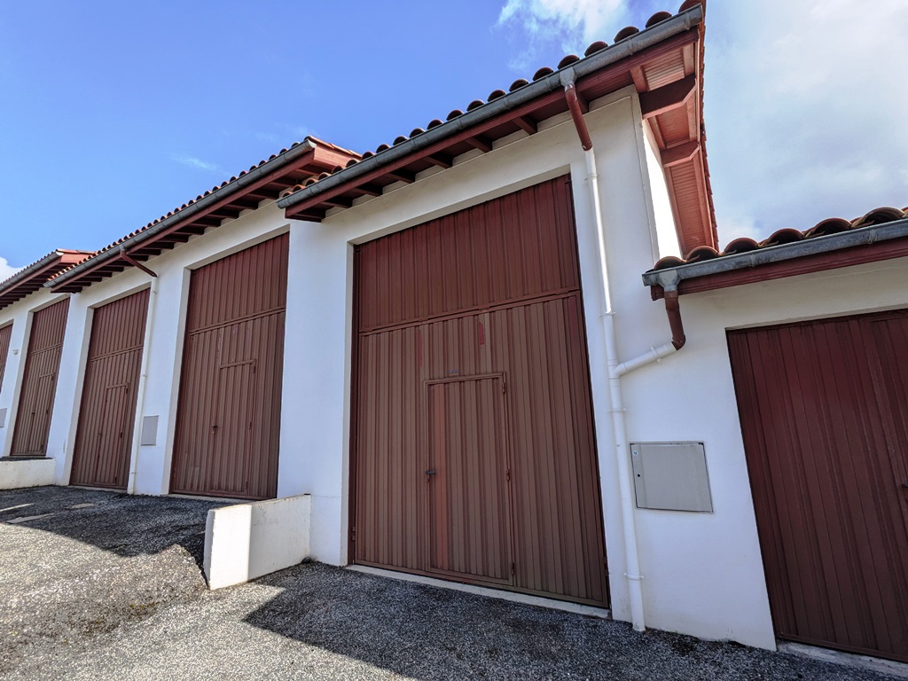 letting parking space à ANGLET - 380 / month